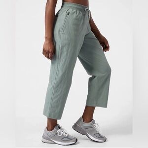 Athleta size 8 Trekkie Straight Crop Pant Seafoam green